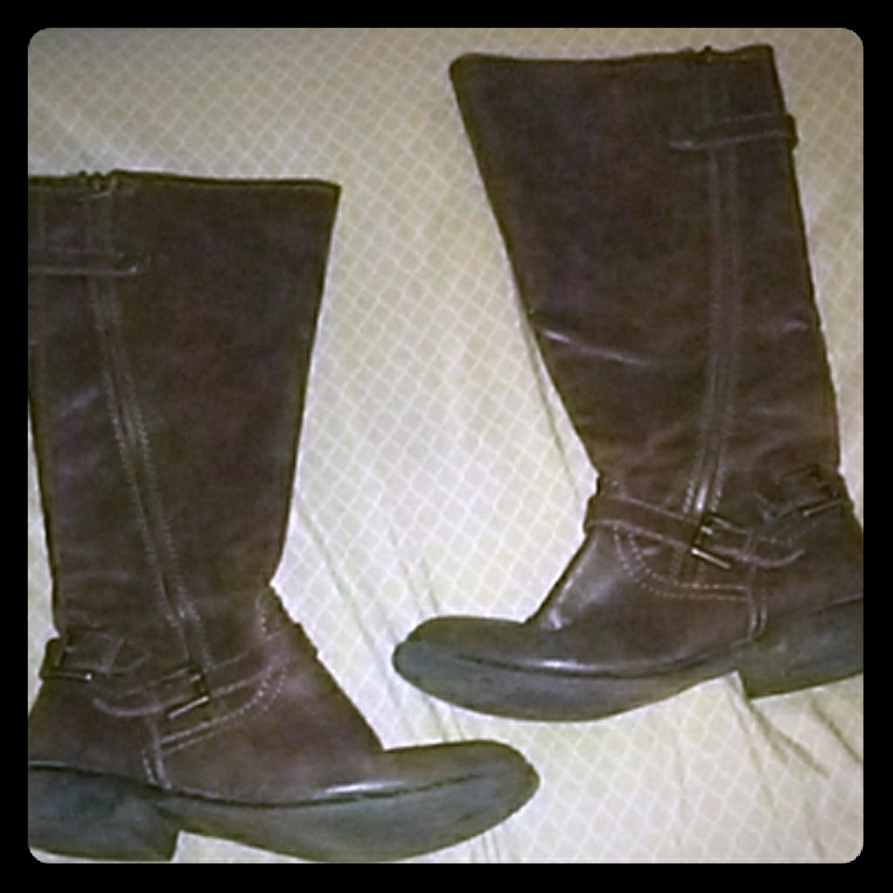 Brown zip up boots